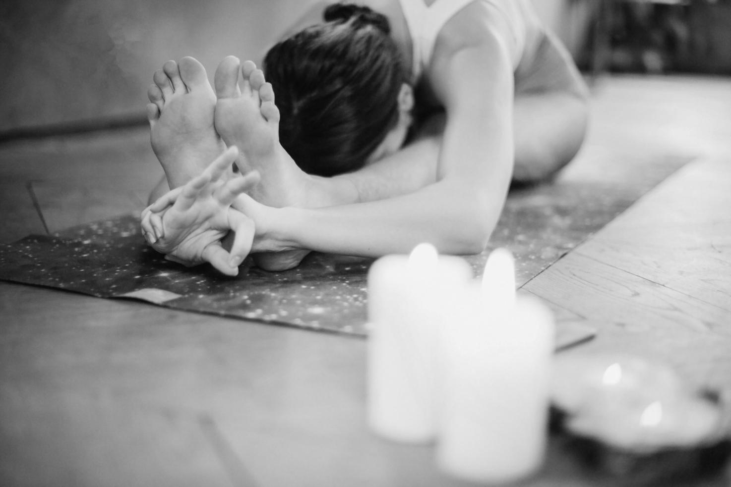 Séance de yoga au sol, posture de relaxation profonde